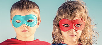 zwei Kinder mit Masken