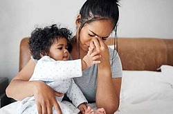 Überforderte Mutter mit Kleinkind