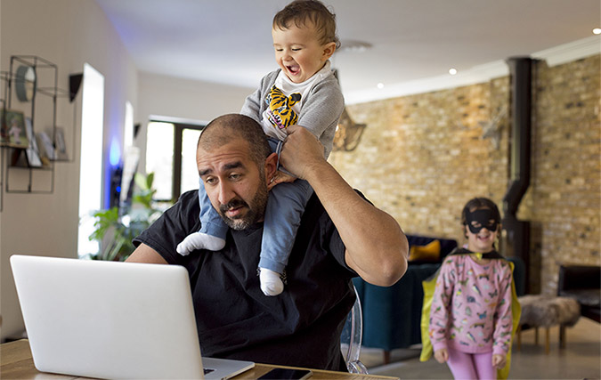 Mann mit kindern vor Laptop