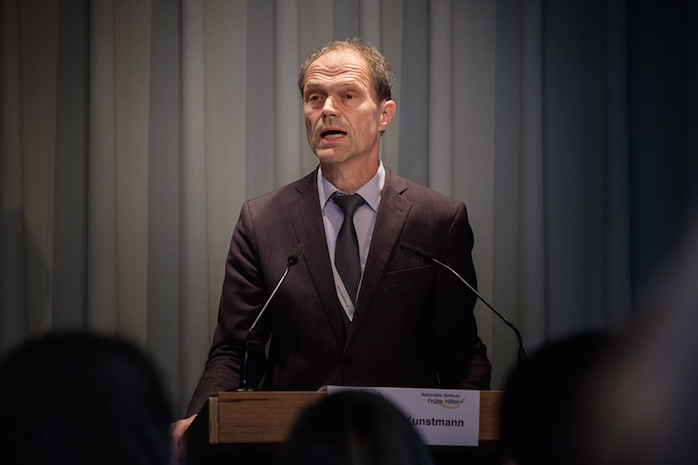 Dr. Wilfried Kunstmann, überbringt das Grußwort des Vorstands der Bundesärztekammer, Rudolf Henke (MdB)
