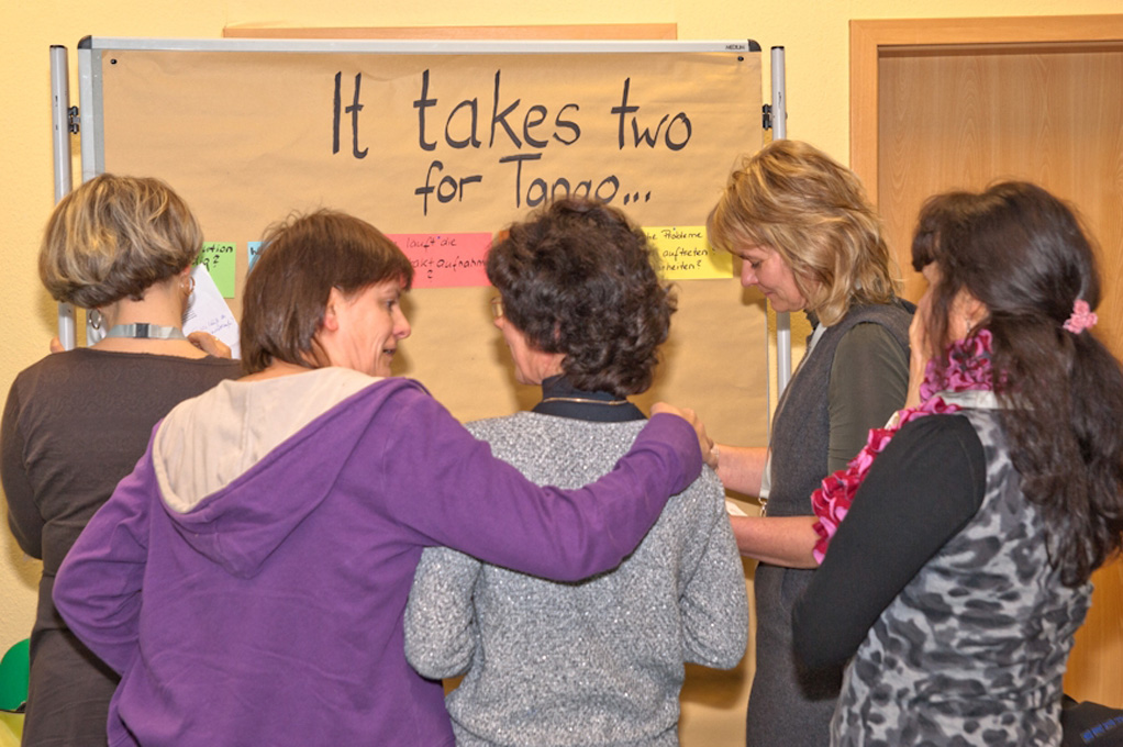 "It takes two to a tango" war das Leitmotiv der Teilnehmerinnen und Teilnehmer des Workshops 1. Sie beschäftigten sich mit dem Thema "Zusammenarbeit von Jugendhilfe und Gesundheitswesen" und  stellten die Frage: Wie lassen sich die interdisziplinäre Zusammenarbeit und das gegenseitige Professionsverständnis entwickeln?