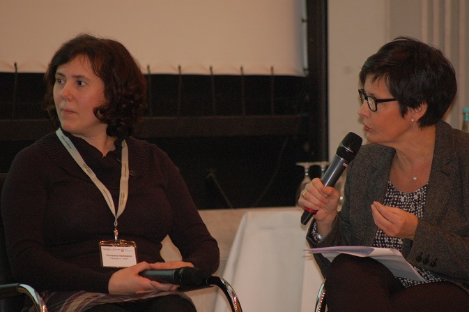 Christiane Poertgen (rechts) moderierte den Austausch mit Eltern und Fachkräften. Christiane Poertgen (rechts) moderierte den Austausch mit Eltern und Fachkräften.
