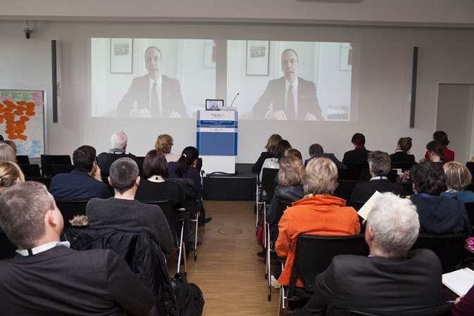 Die Tagungsteilnehmerinnen und -teilnehmer verfolgten den Vortrag von Prof. Dr. Norbert Pfeiffer über Videotelefonie 