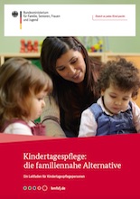 Kindertagespflege: die familiennahe Alternative – Ein Leitfaden für Tagespflegepersonen /fileadmin/_migrated/wco_publications/cover-bmfsfj-220px-kindertagespflege-die-familiennahe-alternative-kindertagespflegepersonen.jpg