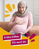 Schwangere sitzt auf Sofa. Frühe Hilfen. Für euch da. 