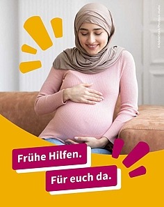 Schwangere sitzt auf Sofa. Frühe Hilfen. Für euch da. 