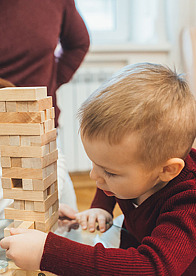 Kleinkind spielt mit Bauklötzen