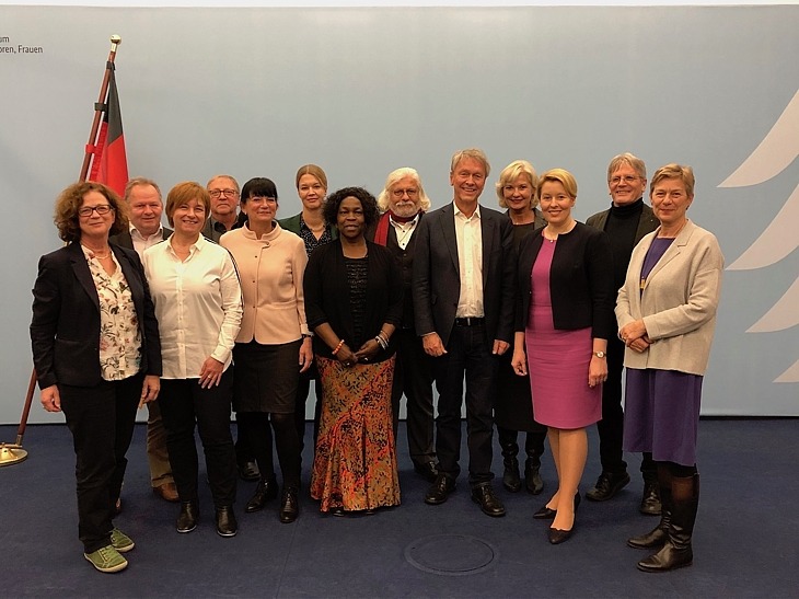 Foto von Teilnehmenden am Fachaustausch mit Bundesfamilienministerin Dr. Franziska Giffey