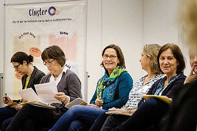 Teilnehmerinnen sitzen nebeneinander Teilnehmerinnen sitzen nebeneinander