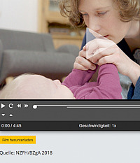 Bildausschnitt eines Videoplayers zeigt Mutter mit Baby