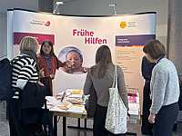 NZFH-Stand mit Kongress-Teilnehmenden
