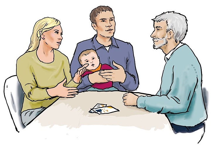 Ein Spezialist berät eine Familie. Ein Spezialist berät eine Familie.