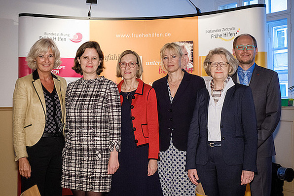 Gruppenbild mit Veranstaltern, Kooperationspartnern und Vertreterinnen des BMFSFJ und BMG