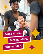 Mutter sitzt mit Baby auf dem Boden und spricht mit einer anderen Person. Frühe Hilfen. Füreinander und Miteinander. 