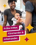 Mutter sitzt mit Baby auf dem Boden und spricht mit einer anderen Person. Frühe Hilfen. Füreinander und Miteinander.