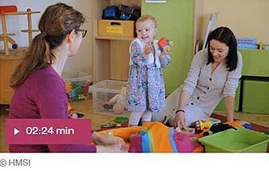 Bildausschnitt aus Video: Kind mit Mama und Erzieherin im Kindergarten