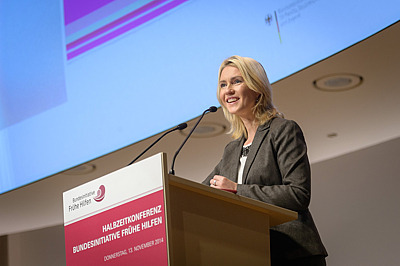 Bundesfamilienministerin Manuela Schwesig eröffnet die Halbzeitkonferenz in Berlin 