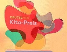 Foto: ©DKJS/ Sebastian Gabsch Trophäe Deutscher Kita-Preis