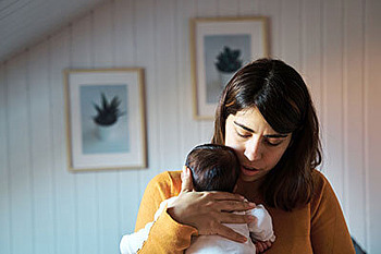 Mutter hält Baby auf dem Arm