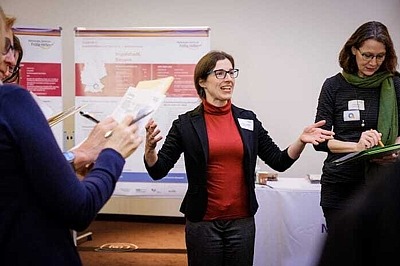 Die Teilnehmenden aus den Kommunen tauschen sich u.a. zu ihren Projektzielen aus. Die Teilnehmenden aus den Kommunen tauschen sich u.a. zu ihren Projektzielen aus.