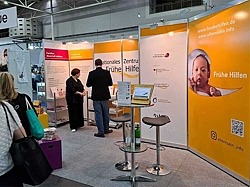 Messestnd mit Besuchern