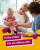Mutter hält ihr Baby auf dem Schoß und spricht mit einer Fachkraft. Frühe Hilfen. Für ein offenes Ohr.