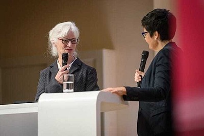 Prof. Dr. Ute Thyen, Vorsitzende des NZFH-Beirats, im Gespräch mit Moderatorin Christiane Pörtgen Prof. Dr. Ute Thyen, Vorsitzende des NZFH-Beirats, im Gespräch mit Moderatorin Christiane Pörtgen