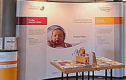 Infotafel und Tisch mit Prospekten