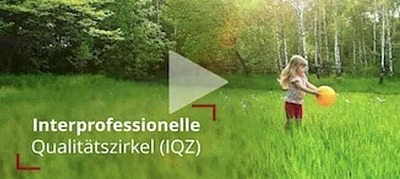 Mädchen mit Ball auf einer Wiese