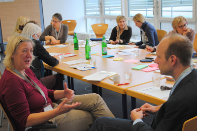 Arbeitsgruppe an Tisch Arbeitsgruppe an Tisch