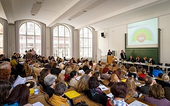 Vortragssaal der Universität Berlin mit Menschen