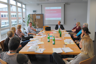 Arbeitsgruppe an Tisch Arbeitsgruppe an Tisch