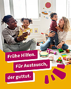 In einer Eltern-Kind-Gruppe sitzen Eltern und Kinder auf dem Boden und spielen. Frühe Hilfen. Für Austausch, der guttut. 