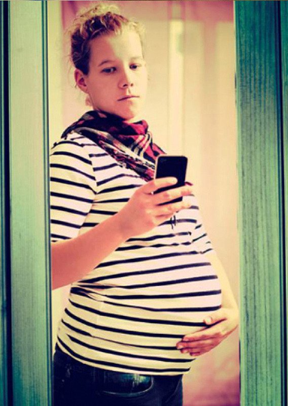 Foto zeigt schwangere Frau mit Smartphone