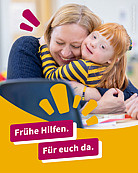 Mutter und Tochter umarmen sich. Das Mädchen hat eine Behinderung. Frühe Hilfen. Für euch da. 