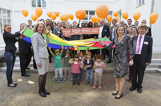 Bundesfamilienministerin Kristina Schroeder, CDU, und die Vorsitzende der Bundesarbeitsgemeinschaft der Landesjugendaemter Birgit Zeller mit Personengrruppe