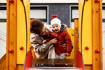 Mutter und Kleinkind auf einem Spielplatz