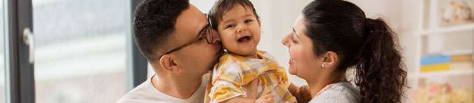 Mutter und Vater sitzen mit Baby