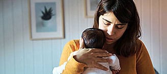 Mutter hält Baby auf dem Arm
