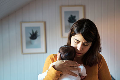 Mutter hält Baby auf dem Arm