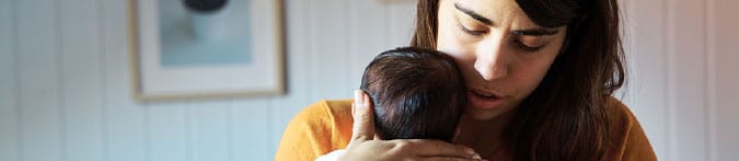 Mutter hält Baby auf dem Arm