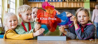 Kinder halten eine Trophäe