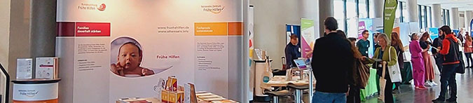 NZFH-Stand und weitere Infostände mit Menschen