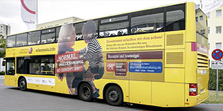 Gelber Bus mit Motiv zum Schütteltrauma Mutter mit Kind