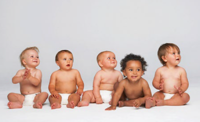 5 sitzende Babys unterschiedlicher Hautfarbe