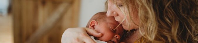 Eine Mutter hält ihr Baby auf dem Arm