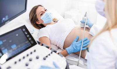 Foto der Titelseite mit schwangerer Frau bei Ultraschalluntersuchung