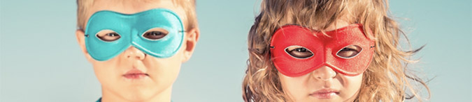 Ein Junge mit blauer und ein Mädchen mit roter Augenmaske