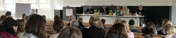 Kongress-Teilnehmende hören Vortrag zu