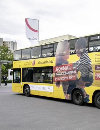 Gelber Bus mit Motiv Mutter mit Kind 